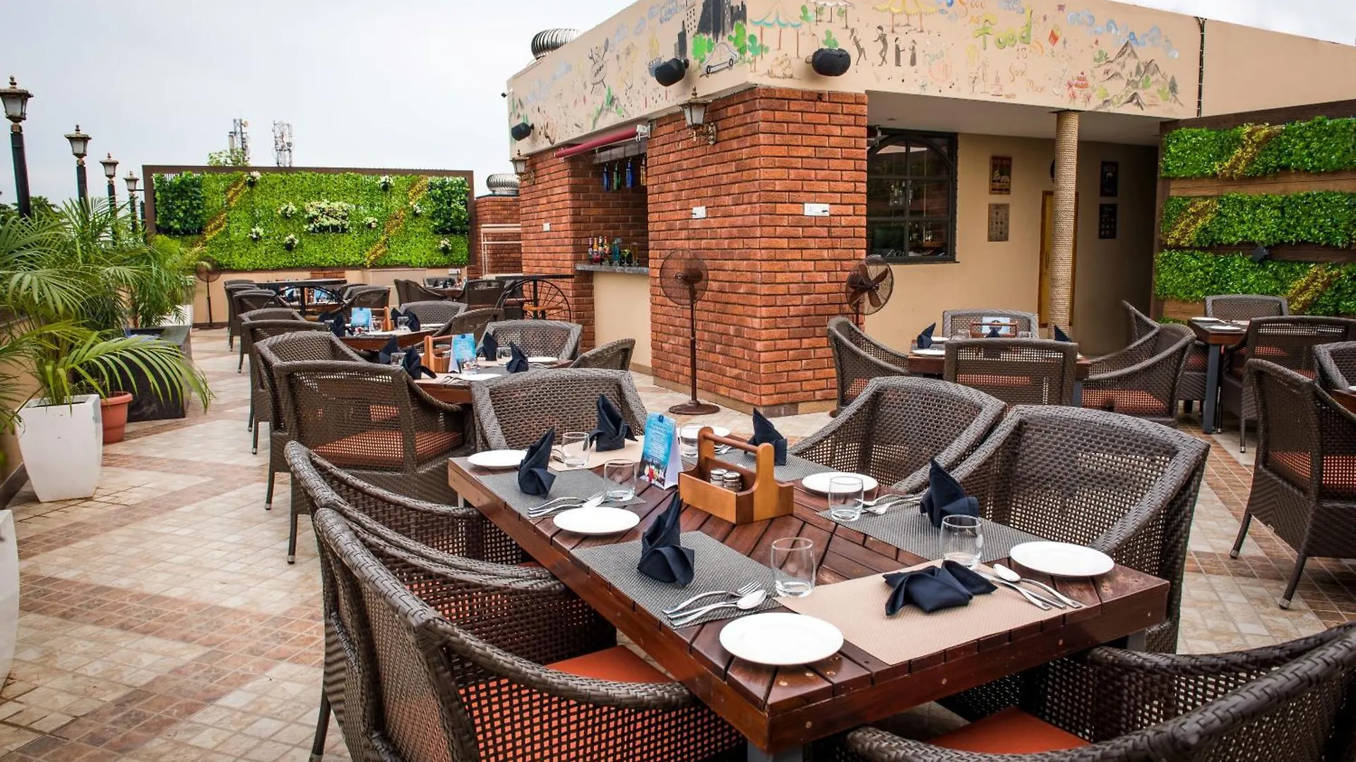 Glades Hotel Mohali 3*, Chandigarh India